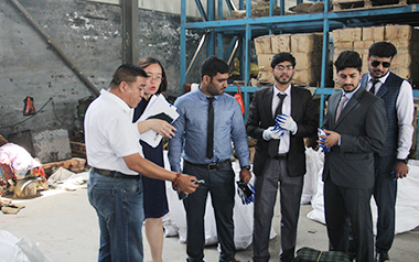 熱烈歡迎巴基斯坦的著名的螺栓進(jìn)口公司來(lái)我工廠參觀